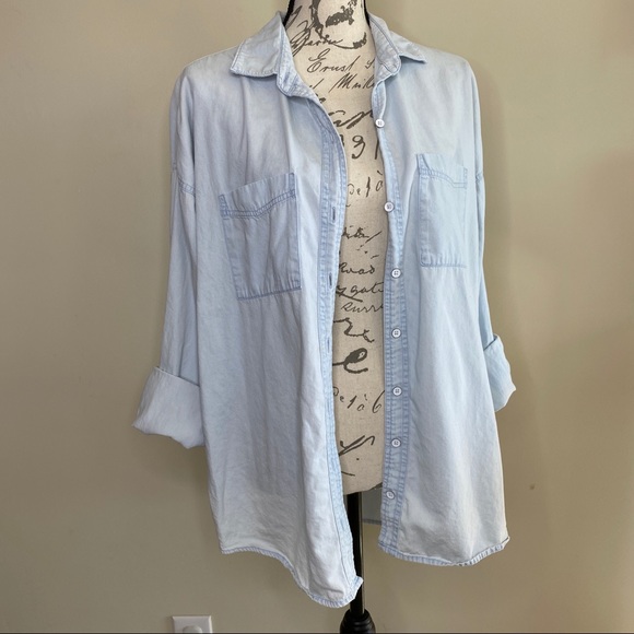 Old Navy Tops - Old Navy The boyfriend chambray shirt